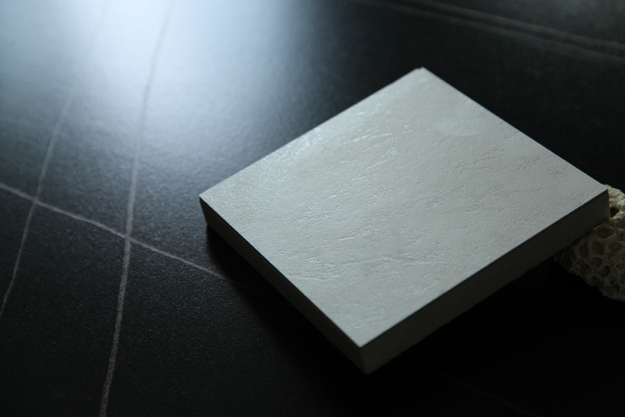 ¿Cómo logra la superficie grabada con precisión texturas naturales 3D? Se revela la innovación en azulejos de Beata
