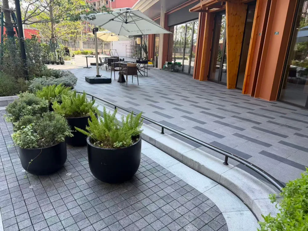 ¿Qué capacidades necesita un proveedor de baldosas para proyectos de pavimentación de jardines a gran escala?