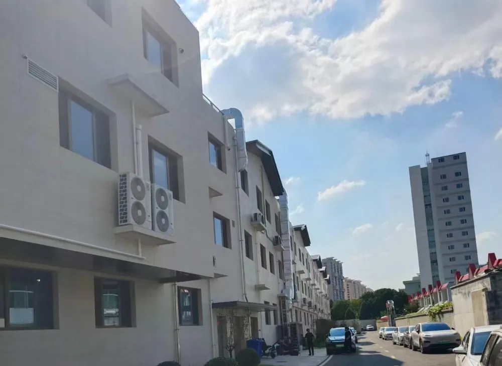 ¿Qué hace que los azulejos de porcelana con apariencia de travertino sean ideales para proyectos de plazas comerciales a gran escala?